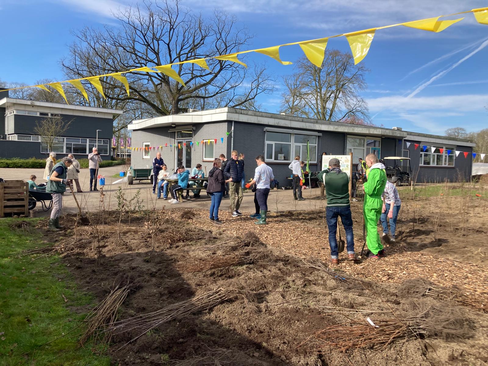 Leerlingen planten de 600 bomen en struiken van het Tiny Forest